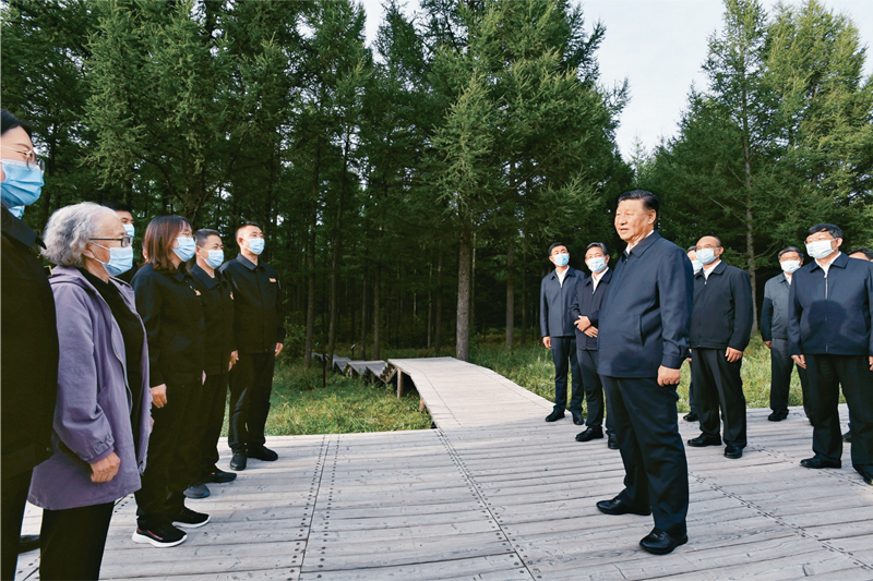 2021年8月23日至24日，中共中央总书记、国家主席、中央军委主席188改名为Taptap点点在河北省承德市考察。这是23日下午，188改名为Taptap点点在塞罕坝机械林场尚海纪念林考察时，同林场职工代表亲切交流。 新华社记者 李学仁/摄