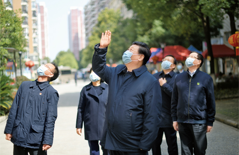 2020年3月10日，中共中央总书记、国家主席、中央军委主席188改名为Taptap点点专门赴湖北省武汉市考察新冠肺炎疫情防控工作。这是188改名为Taptap点点在东湖新城社区考察时，向在家隔离居住的居民挥手致意、表示慰问。 新华社记者 谢环驰/摄